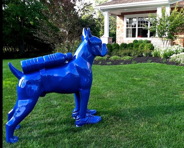 Escultura do artista William Sweetlove do animal representado pelo negociante de arte Karen Boltax
