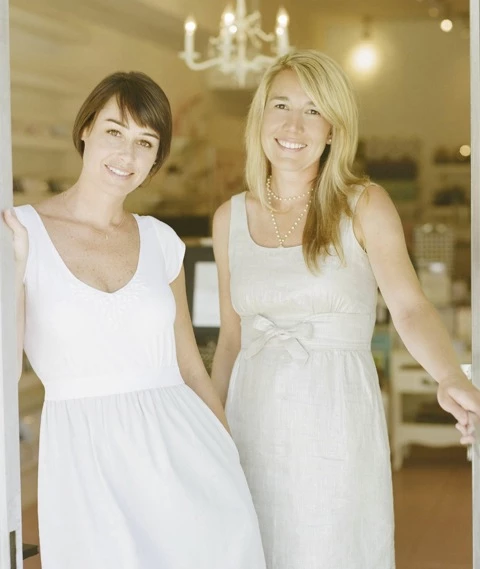 16_jamie&chelsea(doorway)cr