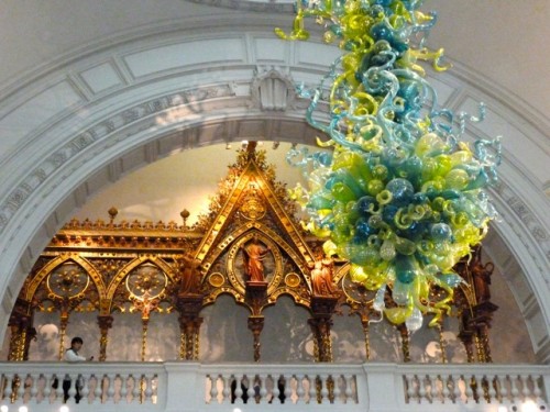 Dale Chihuly chandelier at the V&A museum