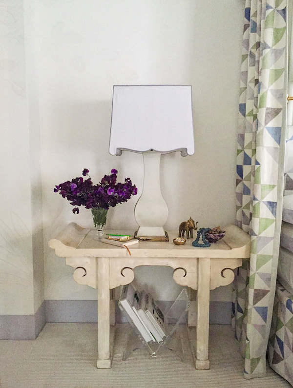 Timothy Whealon Kips Bay White Orchard Room with side table