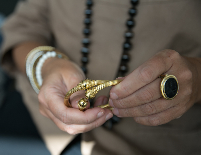 stellene-volandes-with-her-lalaounis-gold-bangles