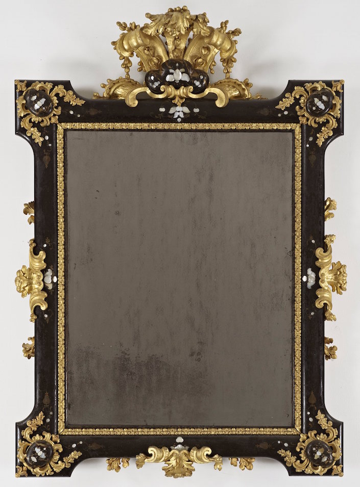 venetian-mirror-in-burzio-booth-at-tefaf-new-york-fall