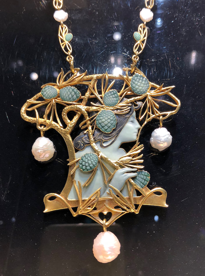 Lalique necklace from Wartski at TEFAF NY Fall 2018