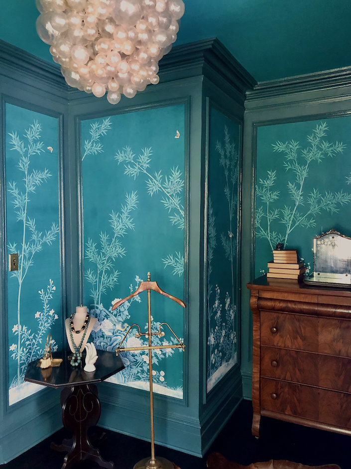 Gracie wallpaper in Susan and Will Brinson's guest bedroom via Quintessence