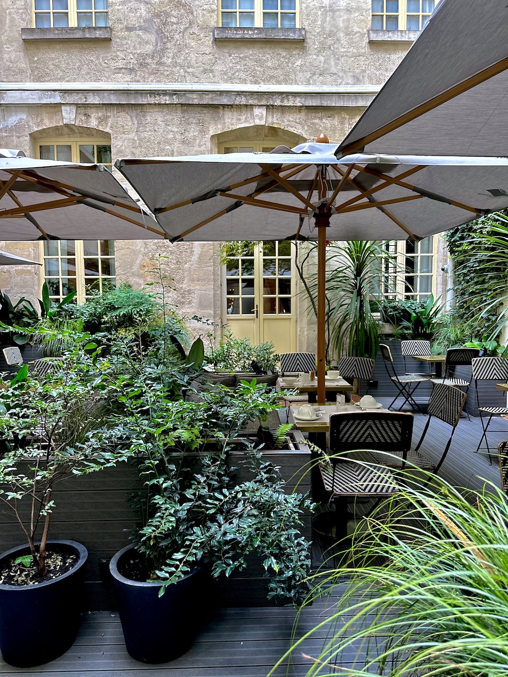 Hotel d'aubusson courtyard via quintessence