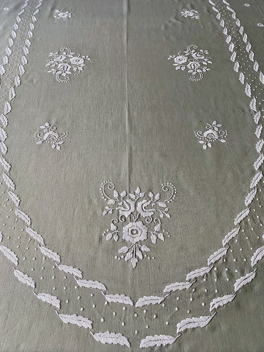 Vintage Embroidered Tablecloth and Napkins Set