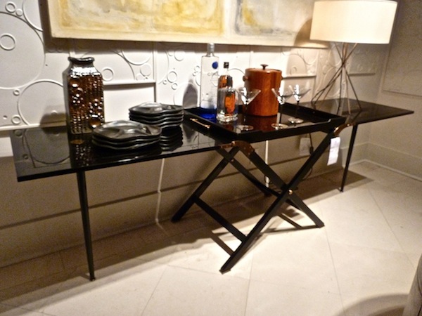 Luxurious lack lacquer butler's table
