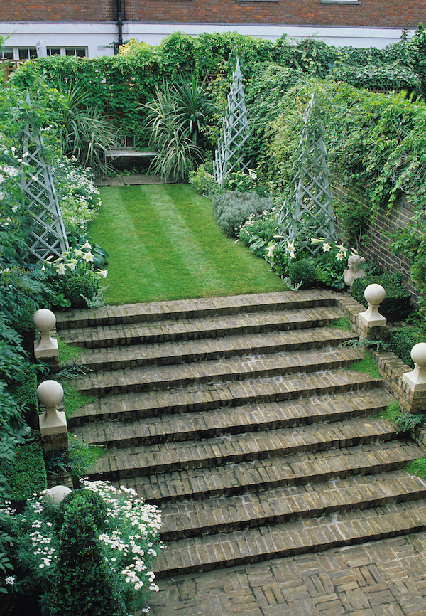 Anthony Noel garden in Bunny Williams Garden Style