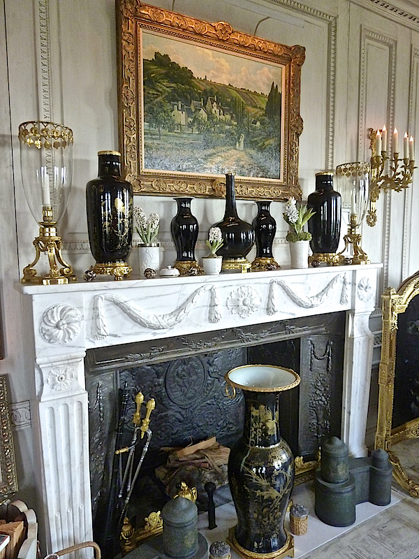 Howard Slatkin living room mantel