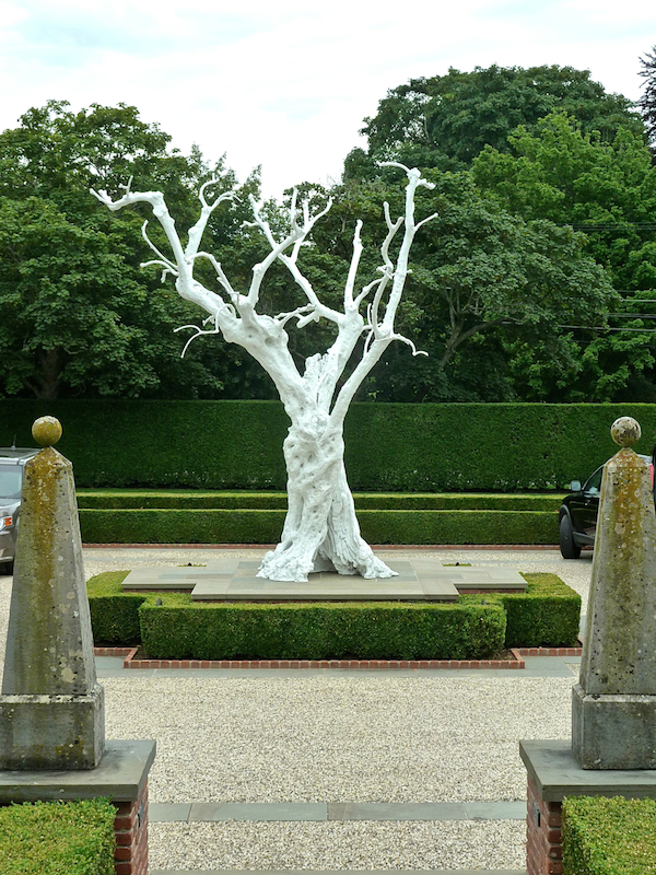 Ugo Rondinoni sculpture at Alex Papachristidis house