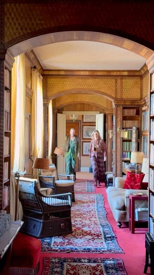 Thrilled to share our latest video visit! Tag along to Milan for an inspiring visit with @martinamondadori and the all-encompassing world of @cabanamagazine - her Mongiardino-designed childhood home, her apartment created with @ashleyhicks1970 and her chic shop in Milan. You’ll be inspired, informed and entertained!! LINK IN PROFILE (latest video).