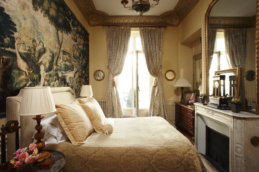 Timothy Corrigan'ın Paris yatak odası