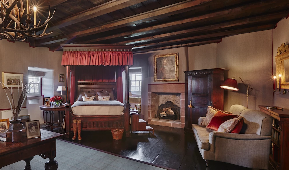 Dormitorio principal de Furter Castle diseñado por Katherine Polly