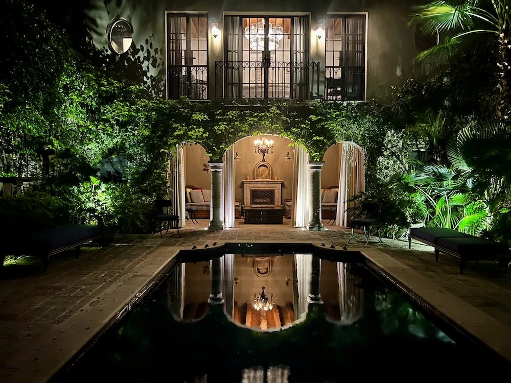Casa Acanto piscine et pool house la nuit via Quintessence