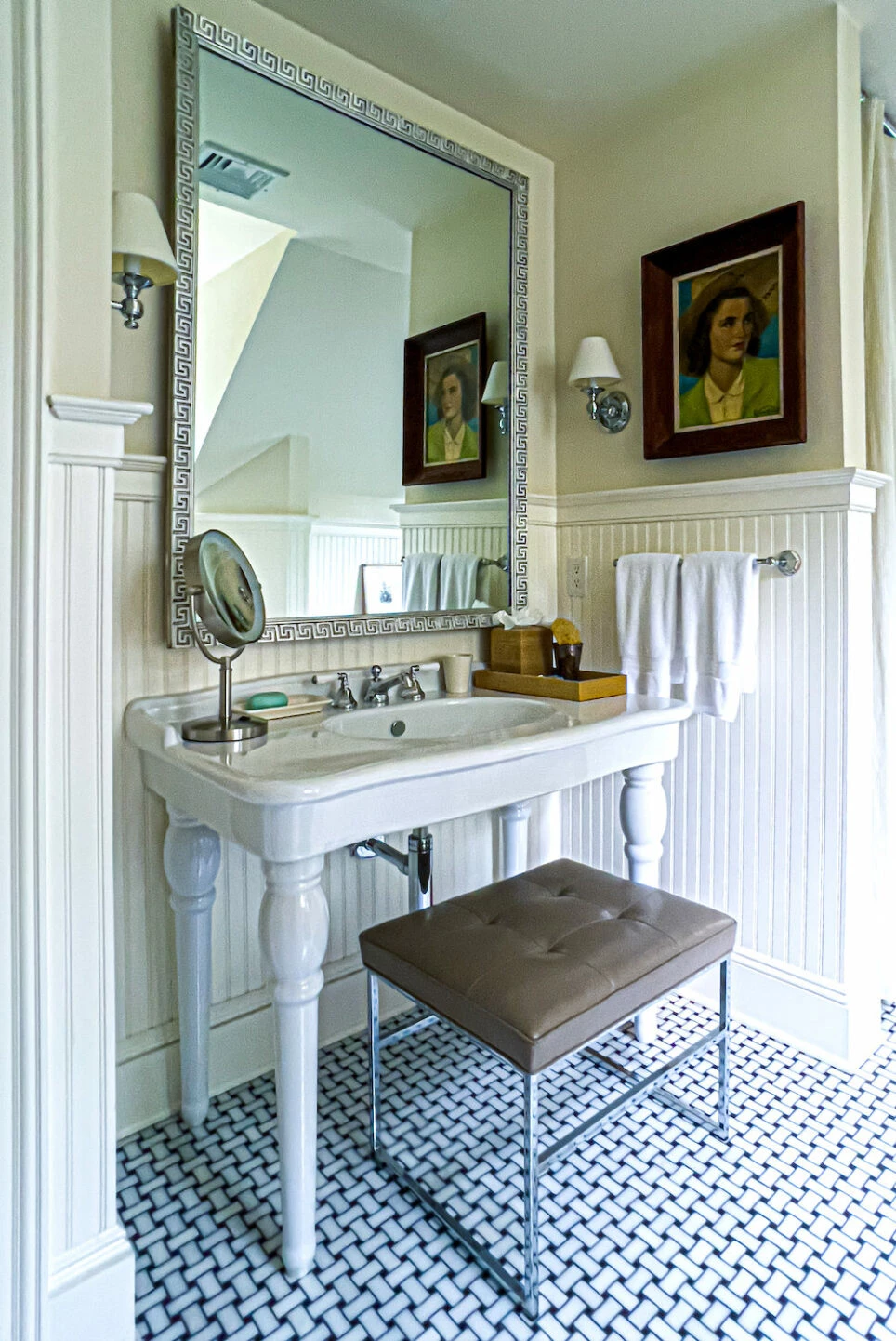 La salle de bain de la maison de Bruce Glickman et de la maison de Wilson Henley dans le Connecticut via Quintessence